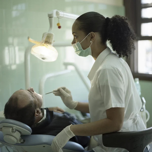 Латиноамериканская зубная медсестра и пациент — стоковое фото