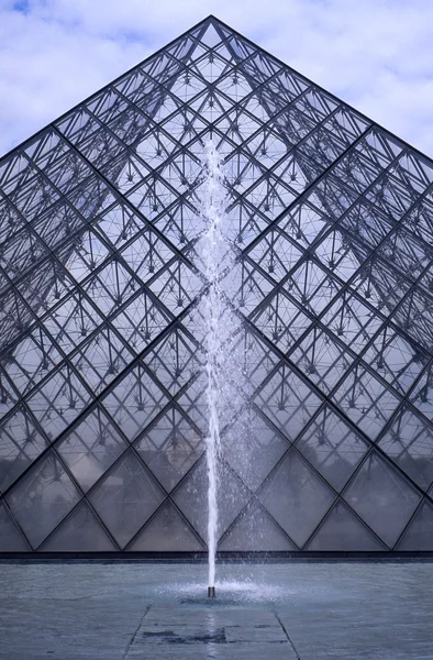 Pirâmide no Louvre, Paris — Fotografia de Stock