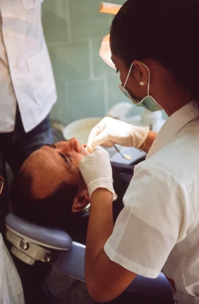 Стажер стоматологической гигиены, Гаванская стоматологическая школа, Куба — стоковое фото