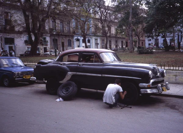 Man fixing his car wheel, Havana, Cuba — Stock Photo, Image