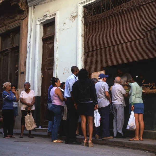 Fila de pão, Havana, Cuba — Fotografia de Stock
