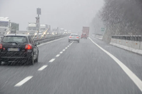 Плохая погода на автомагистрали — стоковое фото