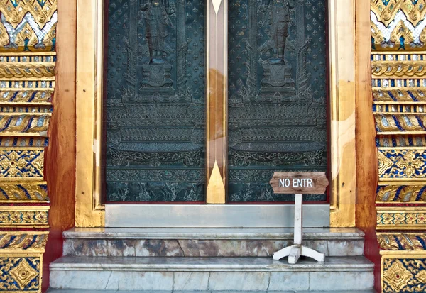 Dörr steg på marmor tempel — Stockfoto