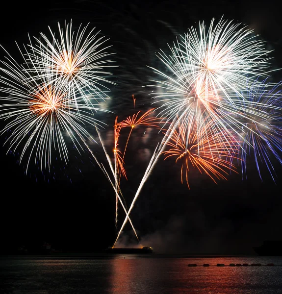 Feux d'artifice dans la mer — Photo