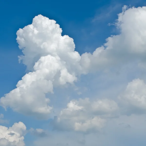 Nube y cielo azul —  Fotos de Stock