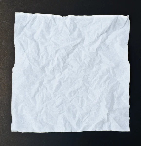 Hvidt sammenkrøllet væv papir sort isolation - Stock-foto