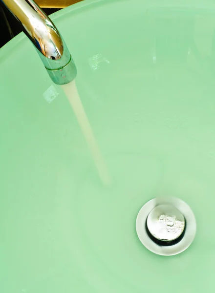 Uma bacia de lavagem com torneira — Fotografia de Stock