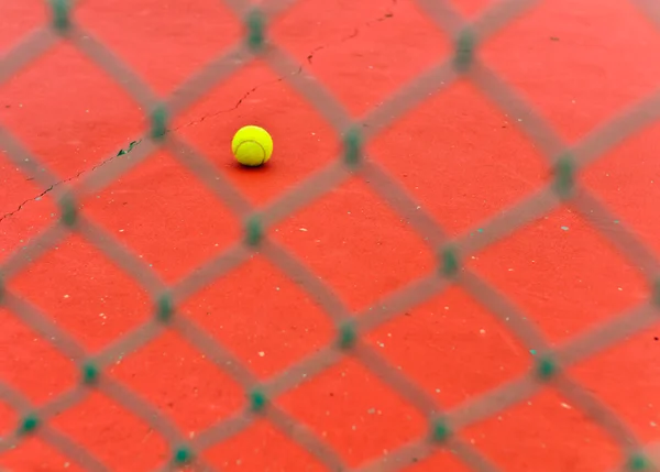 Tennisbal in een rechtbank — Stockfoto