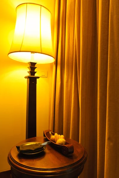 Lampa och tabell Hotell — Stockfoto