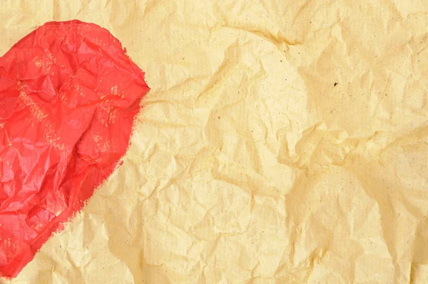 Forma de medio corazón sobre papel arrugado — Foto de Stock