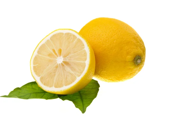 Zitronen auf grünem Blatt — Stockfoto