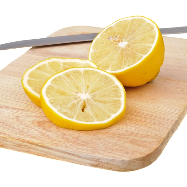 Limones en tabla de cortar — Foto de Stock