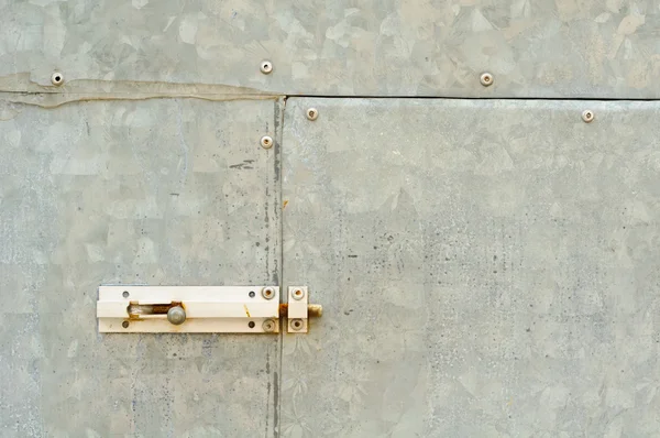 bir mandal ile galvanizli demir