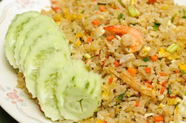 Yengeç eti ve karides kızarmış pilav