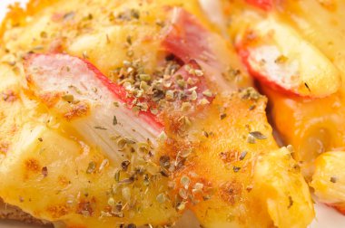 Yengeç eti ve peynirli pizza