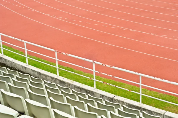 Röd löparbana och stadion sittplatser. — Stockfoto