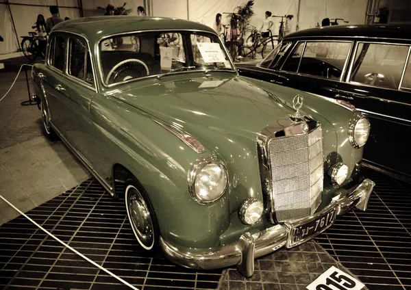 Mercedes-Benz 220a — Zdjęcie stockowe