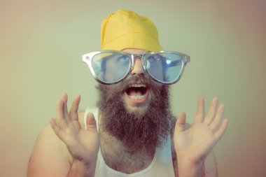 Wacky heyecanlı sakallı adam