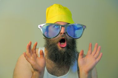 Wacky heyecanlı sakallı adam