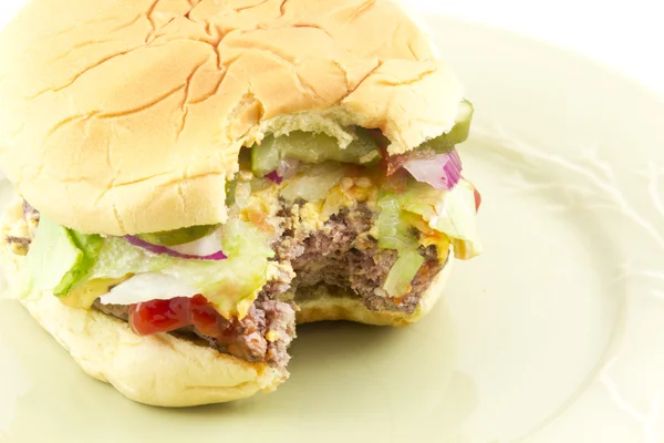 Gebissener Cheeseburger die Werke — Stockfoto