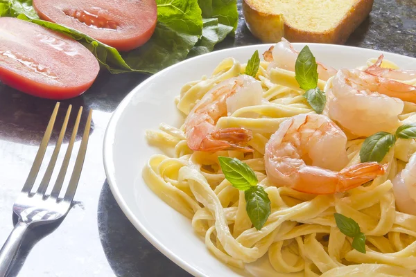 Räkor fettuccini alfredo — Stockfoto