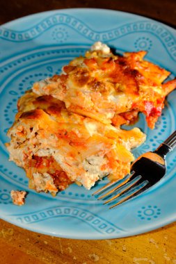 Taze mozzarella ve İtalyan baharatlı fırında makarna.