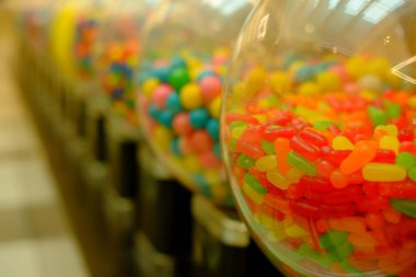 Üst üste çeşitli şeker makinelerinin renkli çeşitleri