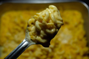 Lezzetli makarna ve peynir büfesi ya da yemek servisi. Yiyebildiğin kadar servis et.