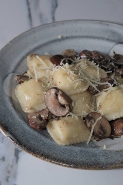 Toskana kremalı soslu peynirli ravioli sotelenmiş Crimini mantarlı.