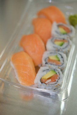 Japon Atlantik somonu avokado sushi ve nigiri.