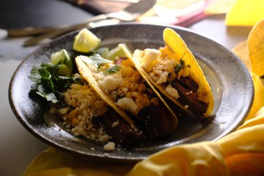 Izgara elote sokak mısırlı taco ve cotija peyniri.