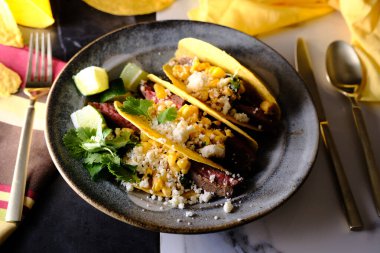 Izgara elote sokak mısırlı taco ve cotija peyniri.