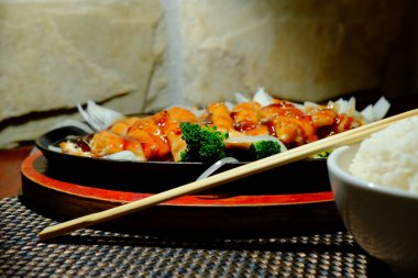 Japon teriyaki tavuk yemeği dökme demir ocakta servis edilir.