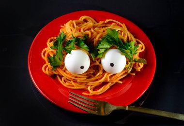 Spagetti uzaylı canavar. Gözbebekleri yenmekten korkuyor.