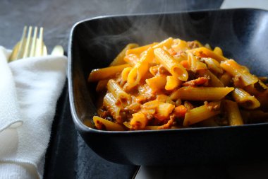 İtalyan ragu alla bolonez sosu mermer mutfak masasında.