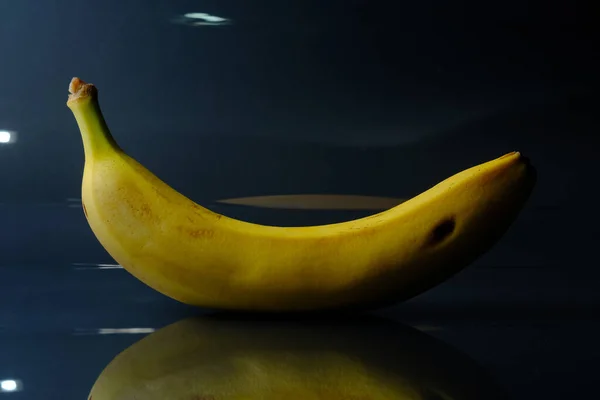 Желтый Банан Тёмном Отражающем Фоне — стоковое фото