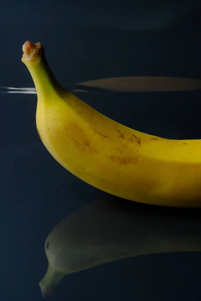 Einfache Reife Gelbe Banane Auf Dunklem Reflektierendem Hintergrund — Stockfoto