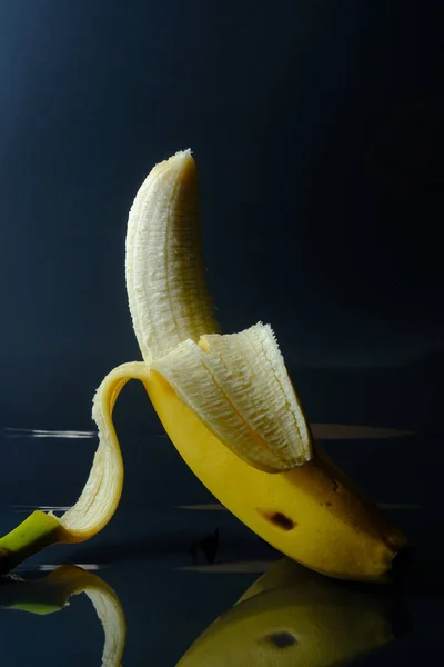 Peeled Plain Ripe Yellow Banana Dark Reflective Background — Stock Photo, Image