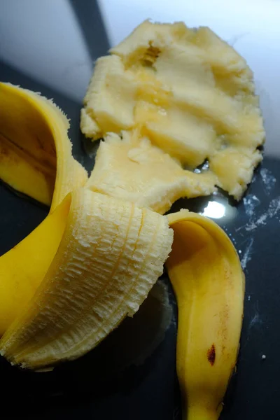 Разбитые Простые Спелые Желтые Бананы Темном Отражающем Фоне — стоковое фото