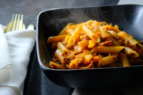 Penne Italiano Ragu Alla Molho Bolonhesa Mesa Cozinha Mármore — Fotografia de Stock