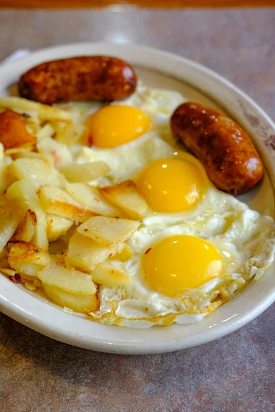 Desayuno Americano Completo Con Tres Huevos Fritos Salchichas Papas Fritas —  Fotos de Stock