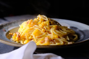 Kremalı İtalyan mutfağı spagetti. Kremalı mısır ve pastırmalı carbonara.