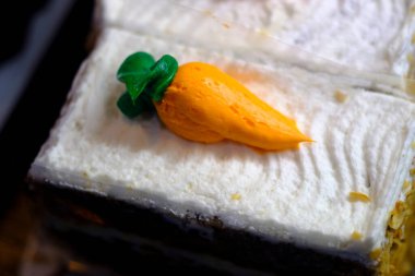 Yakından krem peynirli havuçlu kek.