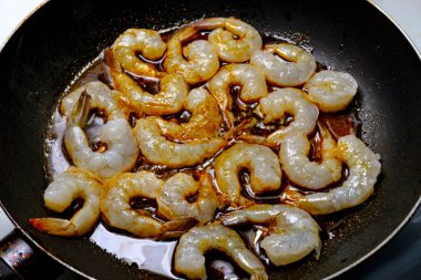 Baharatlı kuyruklu Cajun karides yemeği ya da tavada aperatif pişirmek.