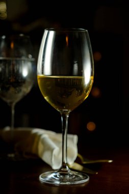 Pinot Grigio beyaz şarapla şık bir restoranda romantik bir randevu.