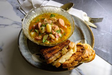 Jambon ve fasulye çorbası sosis ve ızgara peynirli tost.