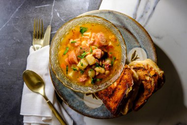 Jambon ve fasulye çorbası sosis ve ızgara peynirli tost.