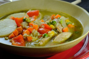 Peru kişniş tavuk çorbası ya da Yukon altın patatesli Aguadito de Pollo ve mısır.