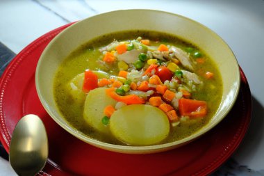 Peru kişniş tavuk çorbası ya da Yukon altın patatesli Aguadito de Pollo ve mısır.