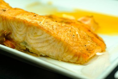 Yerel pazarda ızgara pembe somon.